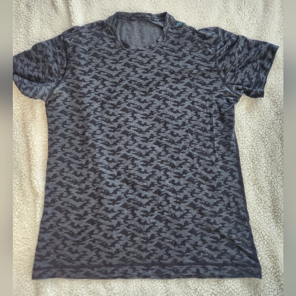 Lululemon Men's  Gray Black Camo T-shirt Tee Running Yoga Training rip t…